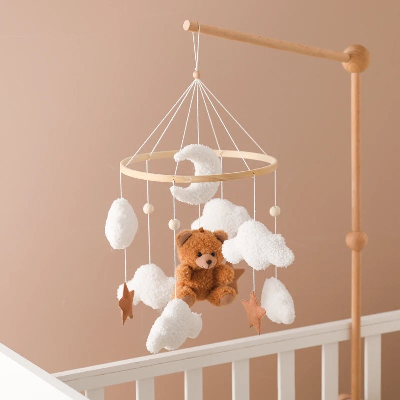 Mobile bébé en bois – Ourson en feutrine, jouet d’éveil & boîte à musique